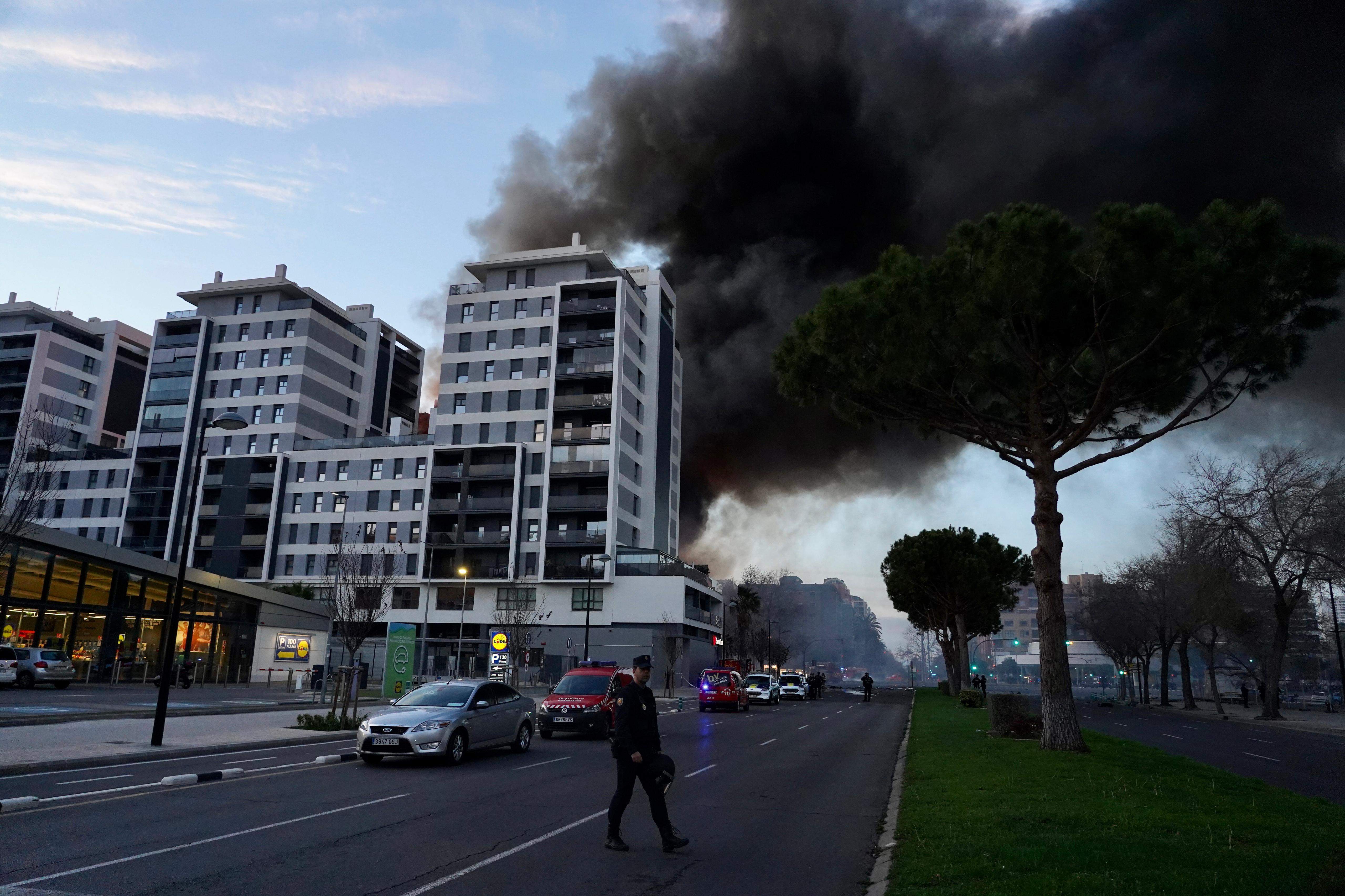 What is polyurethane, the cladding material used in the València tower destroyed by fire?