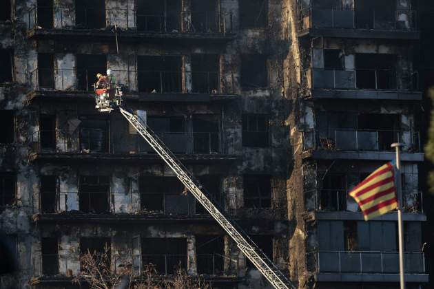 Incendi Valencia matí bombers treballen Efe Incendi Valencia matí bombers treballen Efe