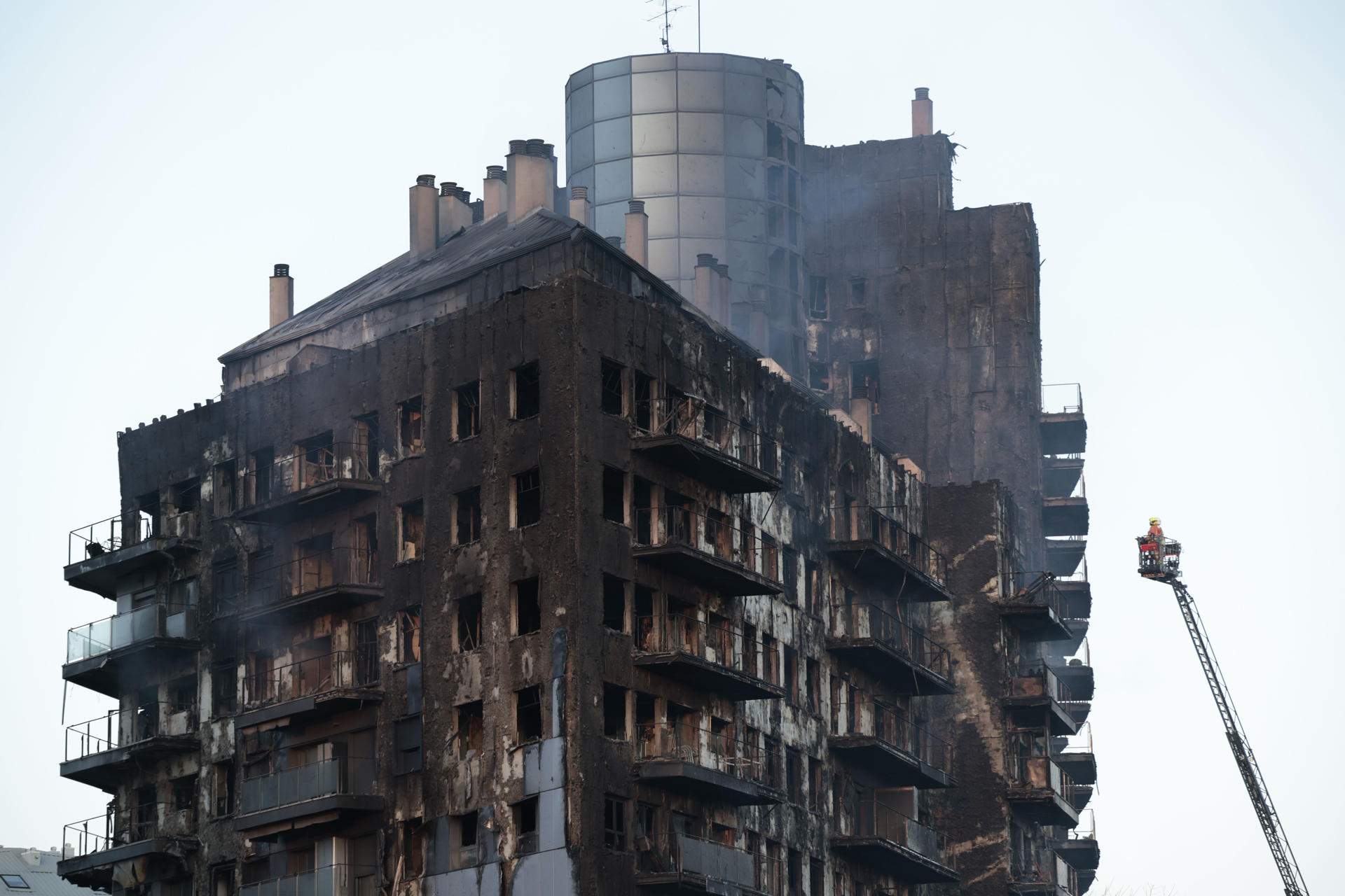 La constructora del edificio calcinado en València quebró en 2010 con una deuda de 500 millones