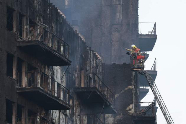 Incendi Valencia mañana bomberos trabajan Efe Incendi Valencia mañana bomberos trabajan Efe