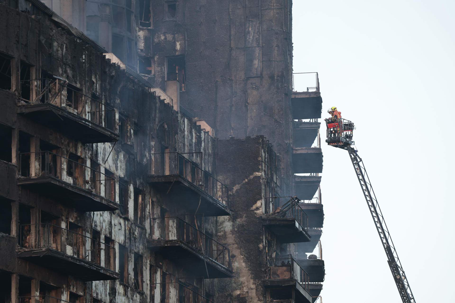 Portadas duras y tristes: el incendio de València, la guerra en Ucrania