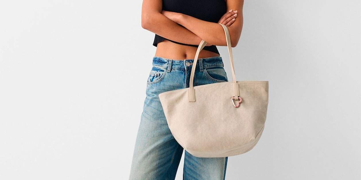 La bossa personalitzable amb charm de cor de 19,99 euros a Bershka que estan comprant fins i tot les 'pijes'