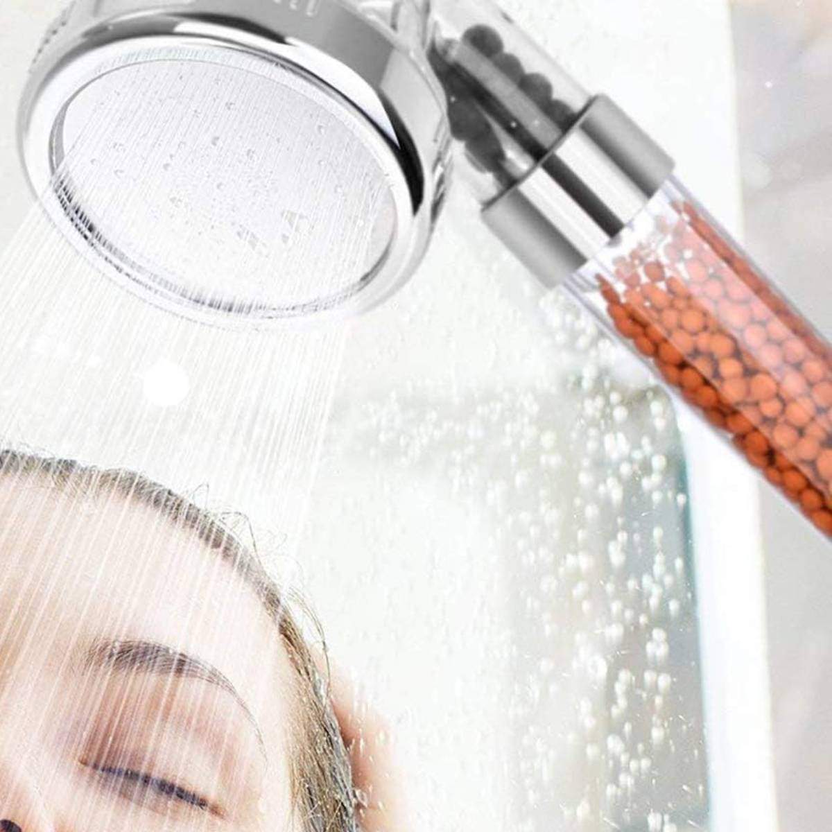 Hay una alcachofa de ducha iónica que elimina el cloro y las impurezas del agua