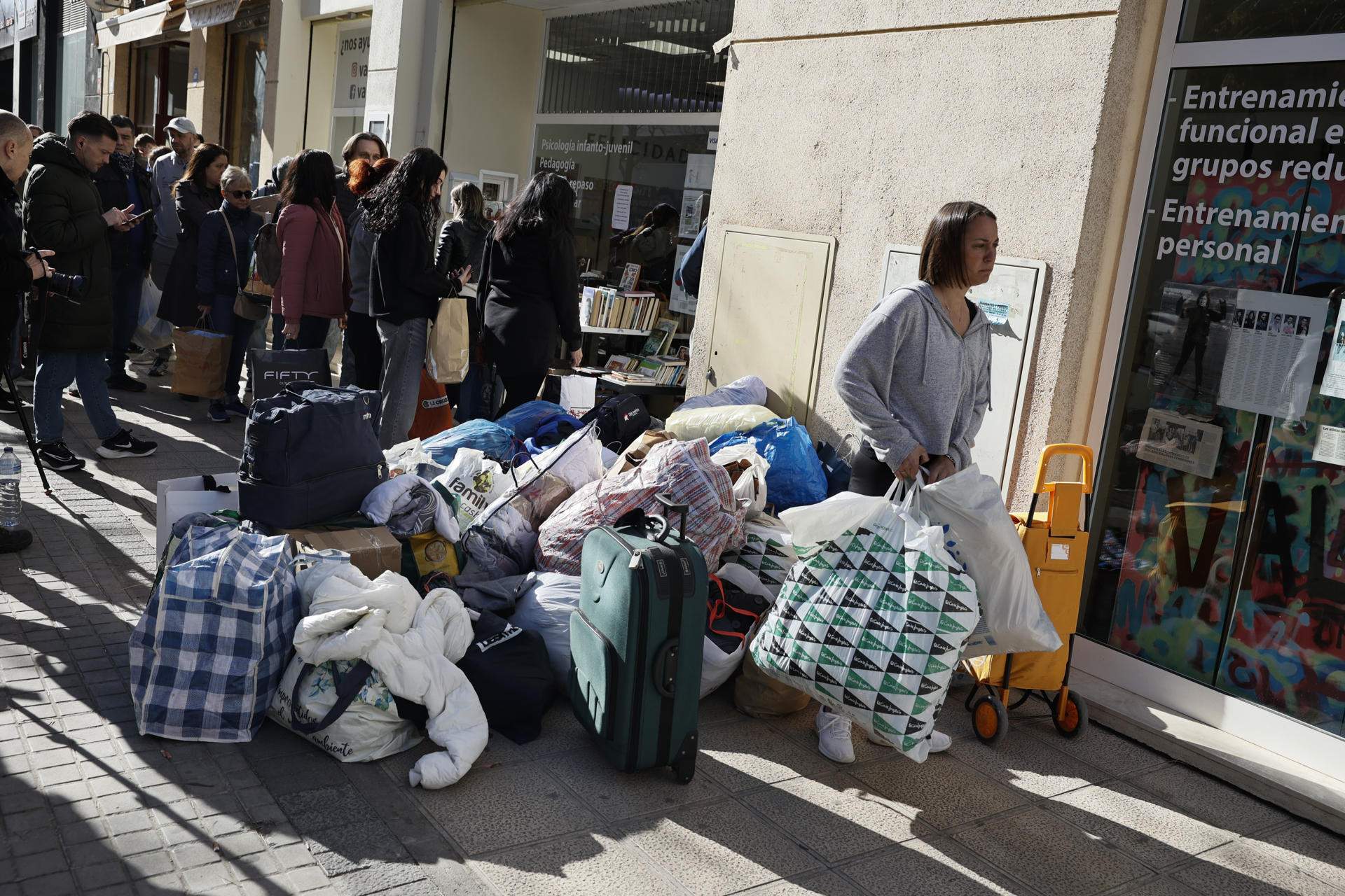 Veïns llevan ropa para|por los afectados del incendio de Valencia Efe Veïns llevan ropa para|por los afectados del incendio de Valencia Efe