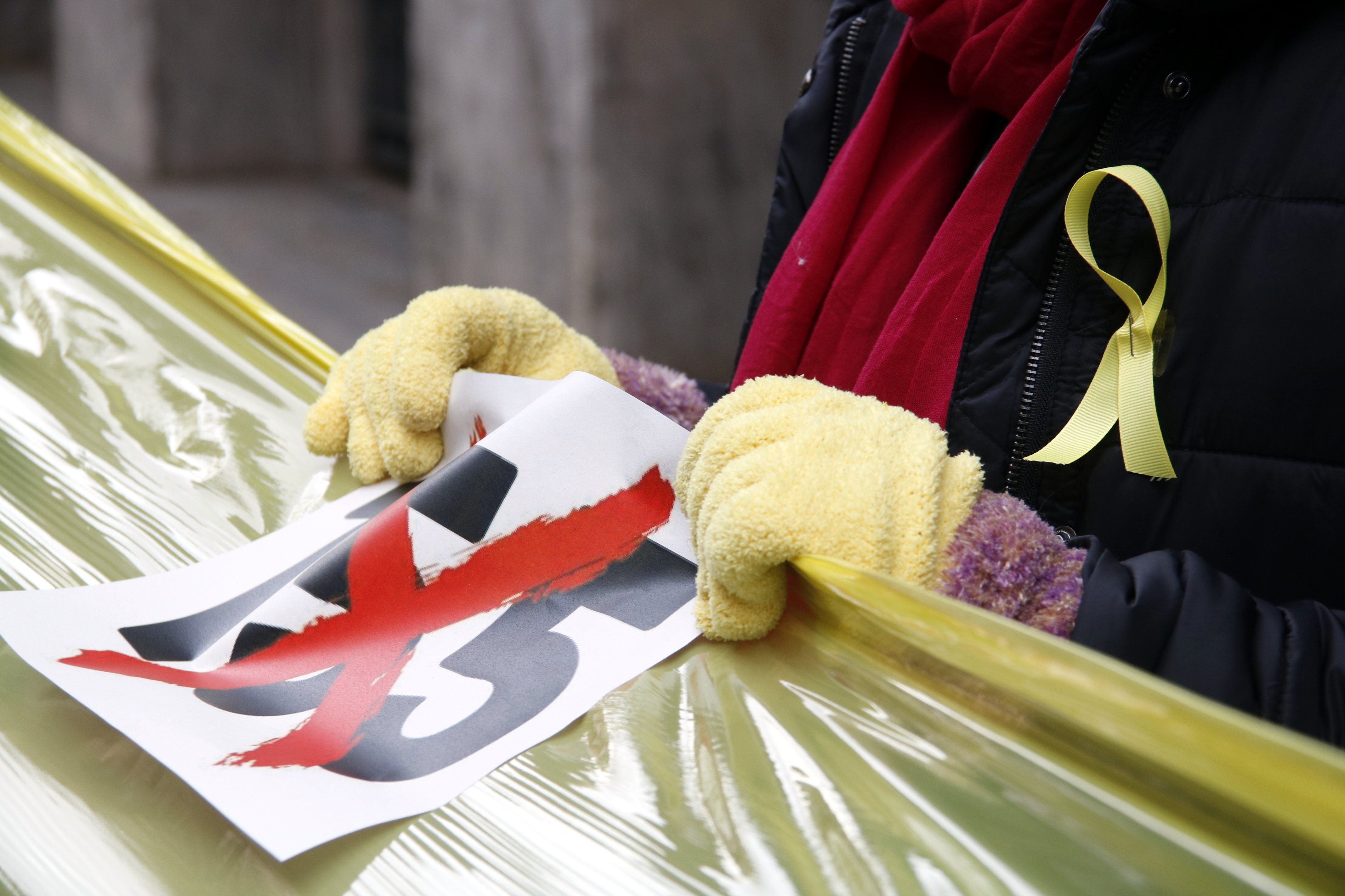 Un ayuntamiento obliga a pedir permiso para colgar lazos amarillos y banderas españolas