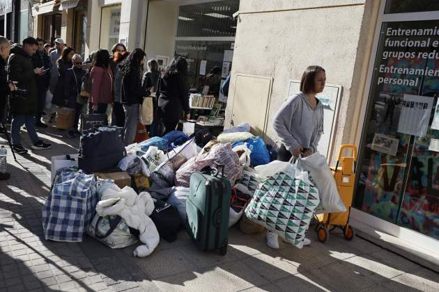 Veïns porten roba pels afectats de l'incendi de València Efe Veïns porten roba pels afectats de l'incendi de València Efe