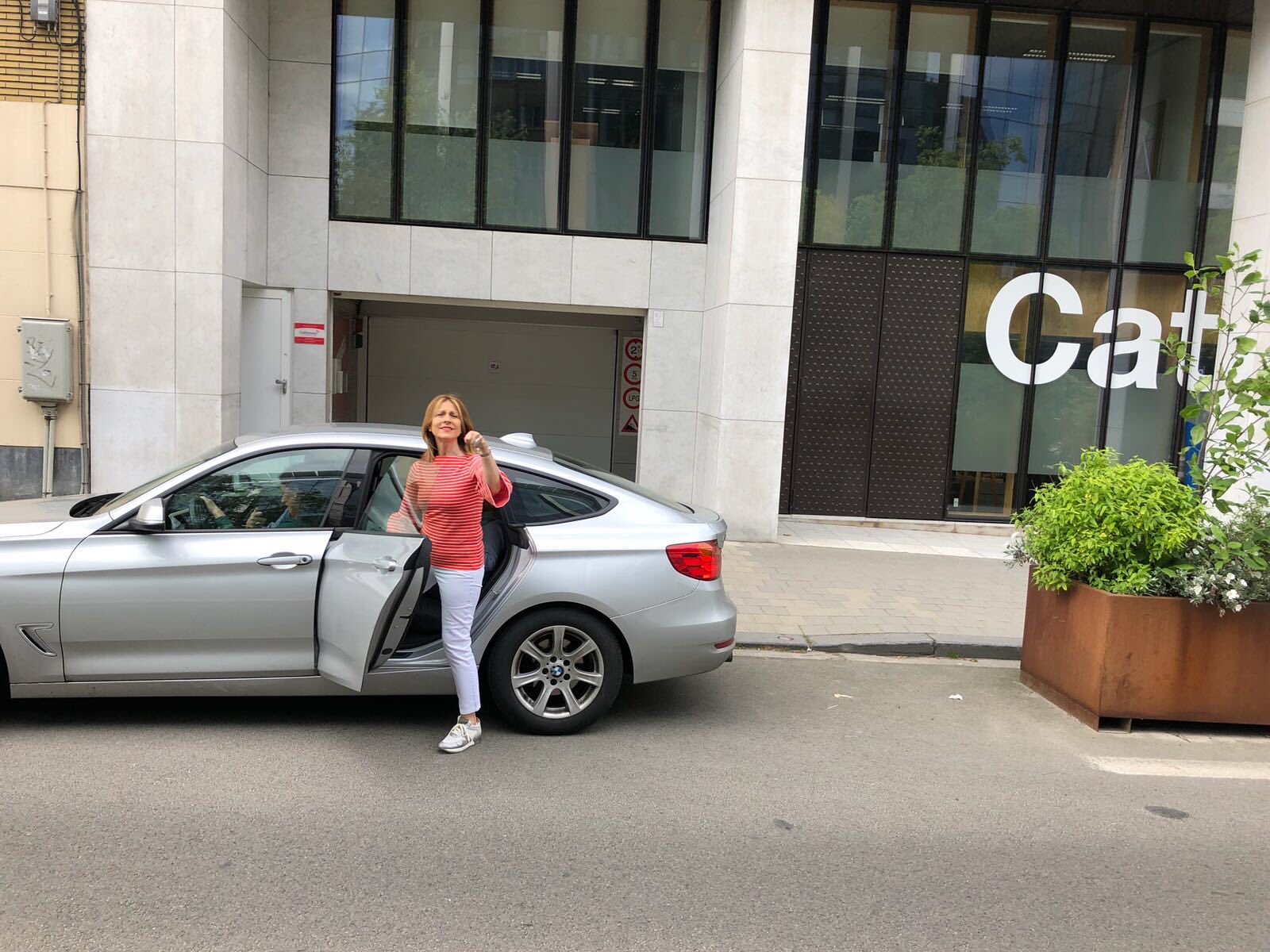 Pillan a 5 mujeres arrancando el letrero de la delegación del Gobierno en Bruselas