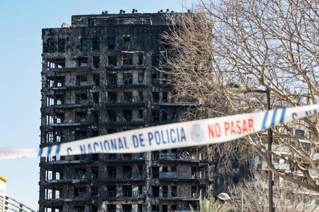 Edifici calcinat en l'incendi a València Efe