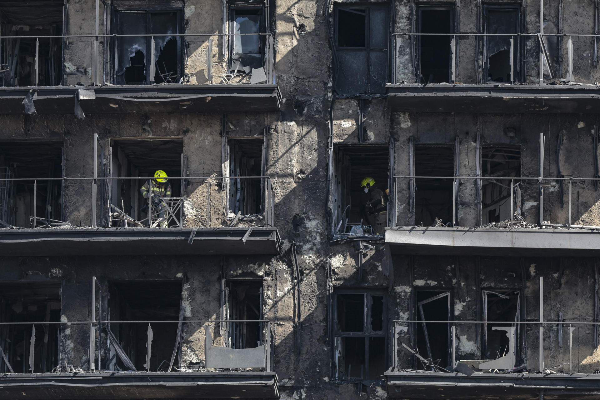 bomberos en el interior del edificio de VAlència bomberos en el interior del edificio de VAlència