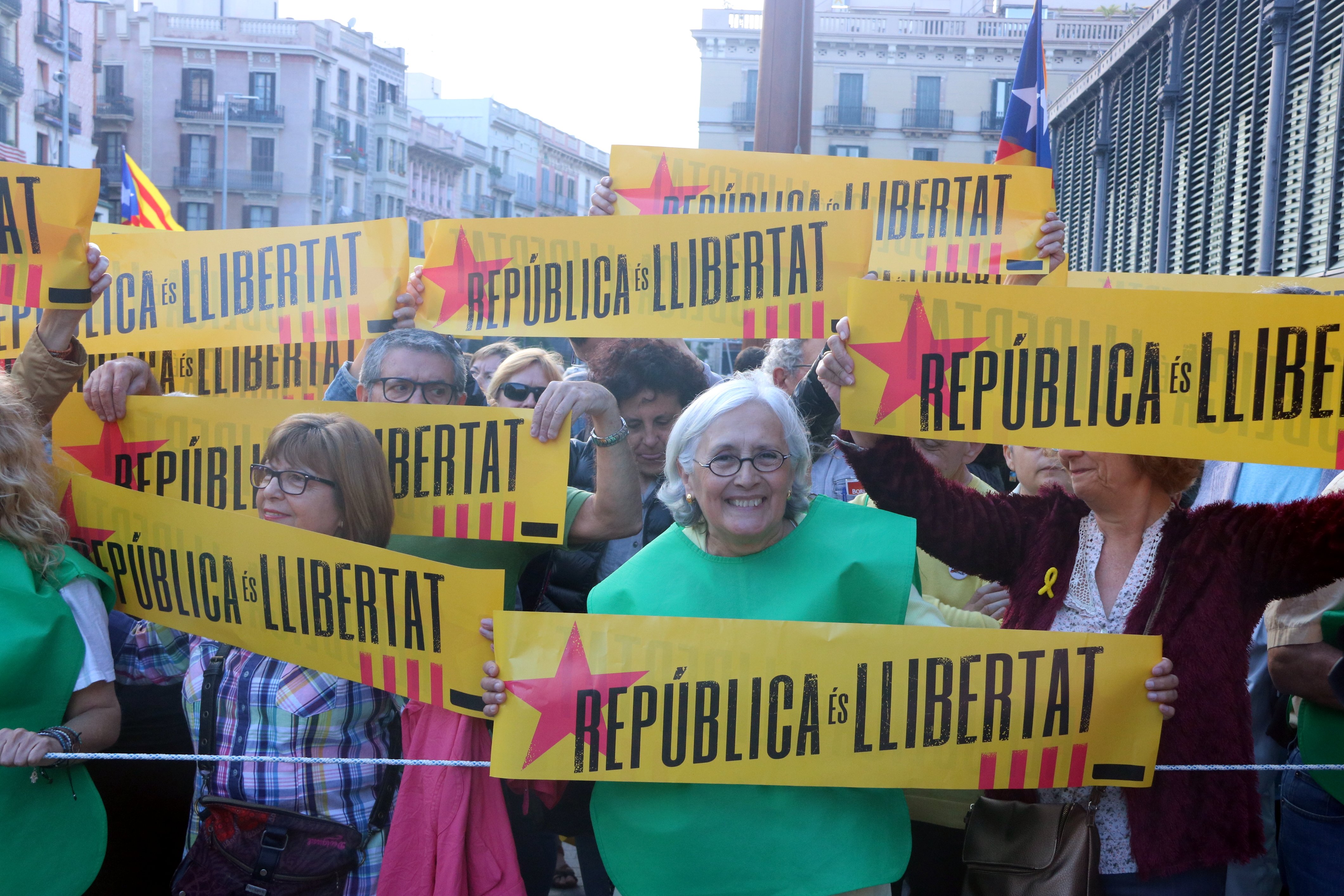 Miles de personas se concentran contra el "chantaje del 155"