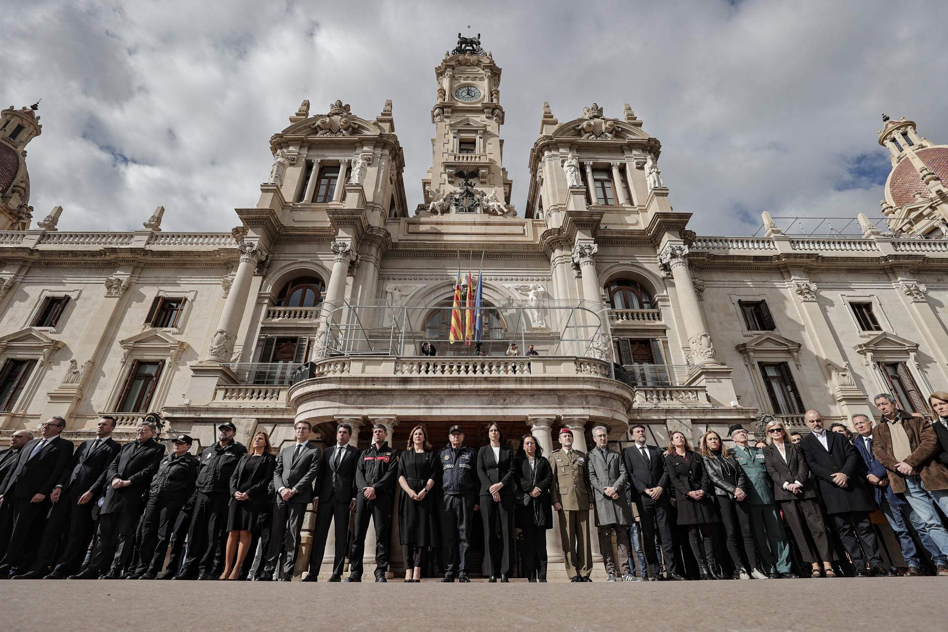 Multitudinario minuto de silencio en València: "No hay palabras para describir este dolor"