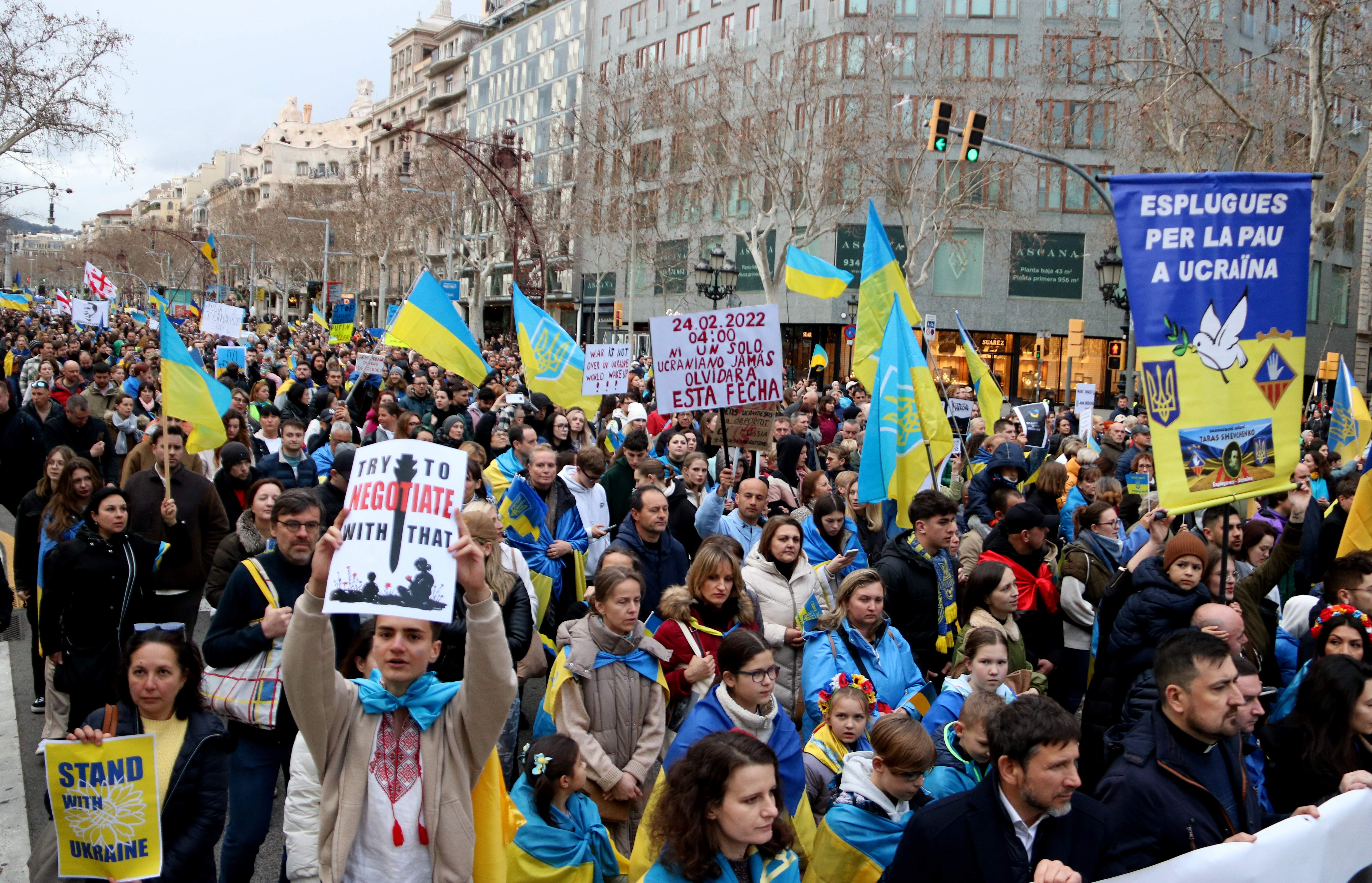 Miles de personas se manifiestan en Barcelona en apoyo a Ucrania en el segundo aniversario de la guerra