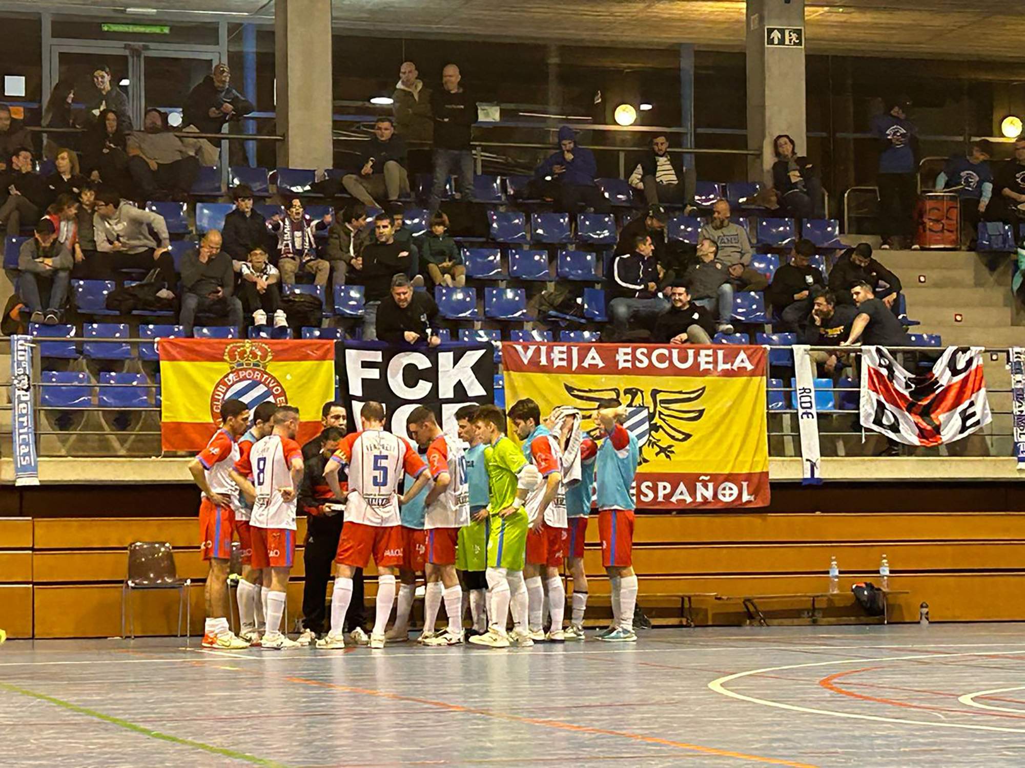 Polémica por simbología fascista y gritos racistas en un partido de fútbol sala en Barcelona