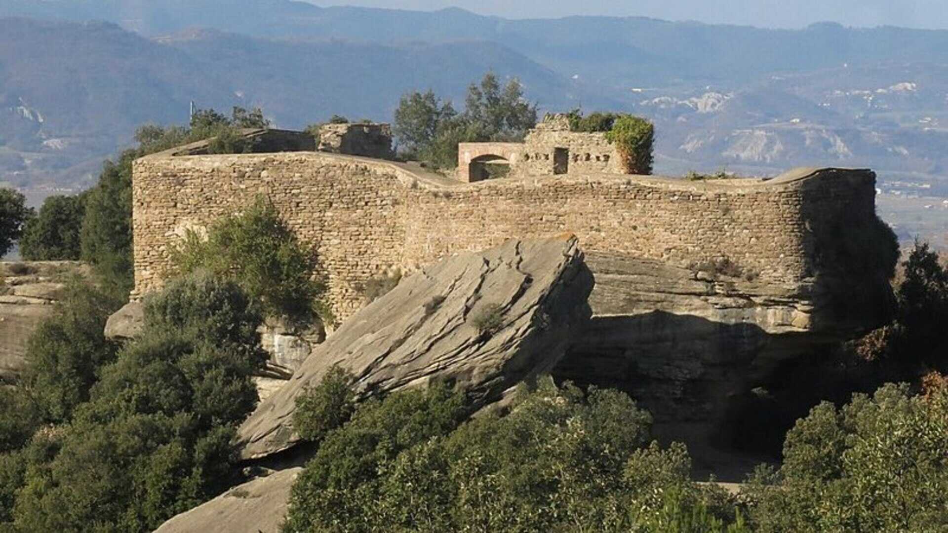 La bonita ruta senderista que te lleva a un castillo medieval: solo a una hora de Barcelona