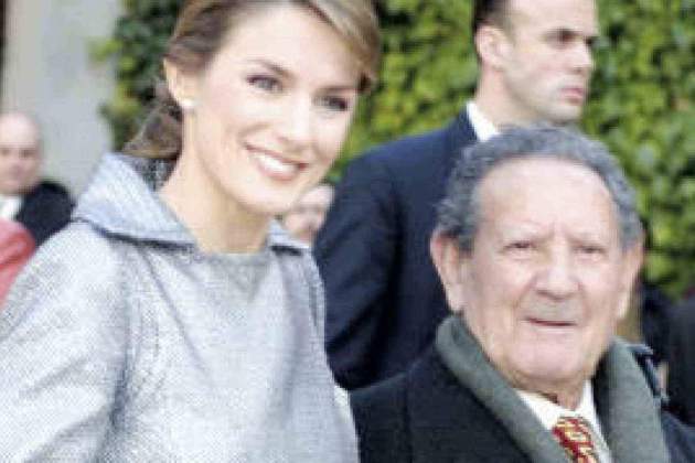 Letizia al costat de|juntament amb l'avi Paco