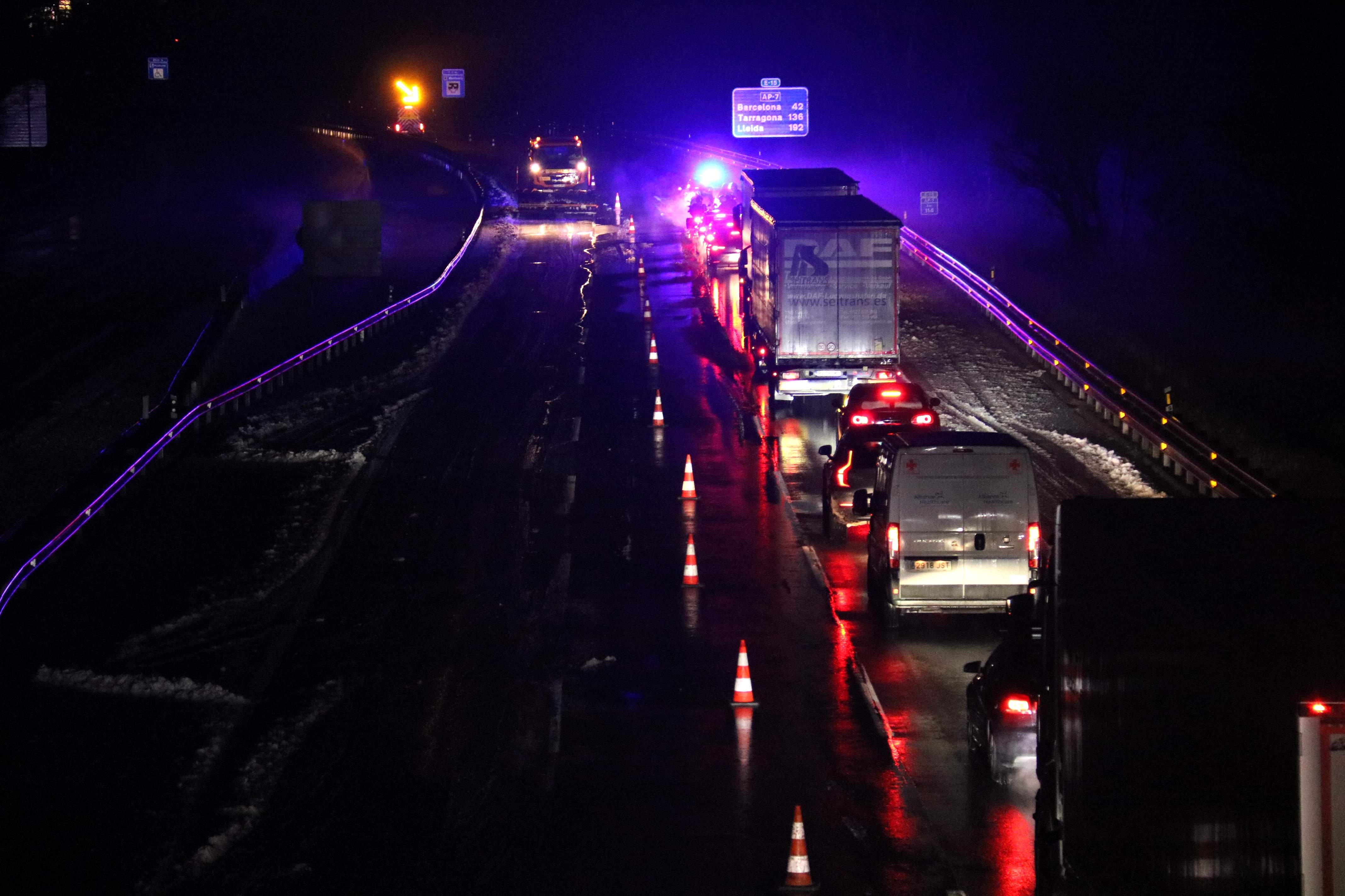 Imágenes espectaculares de riadas, granizo y lluvias esta noche en el Penedès