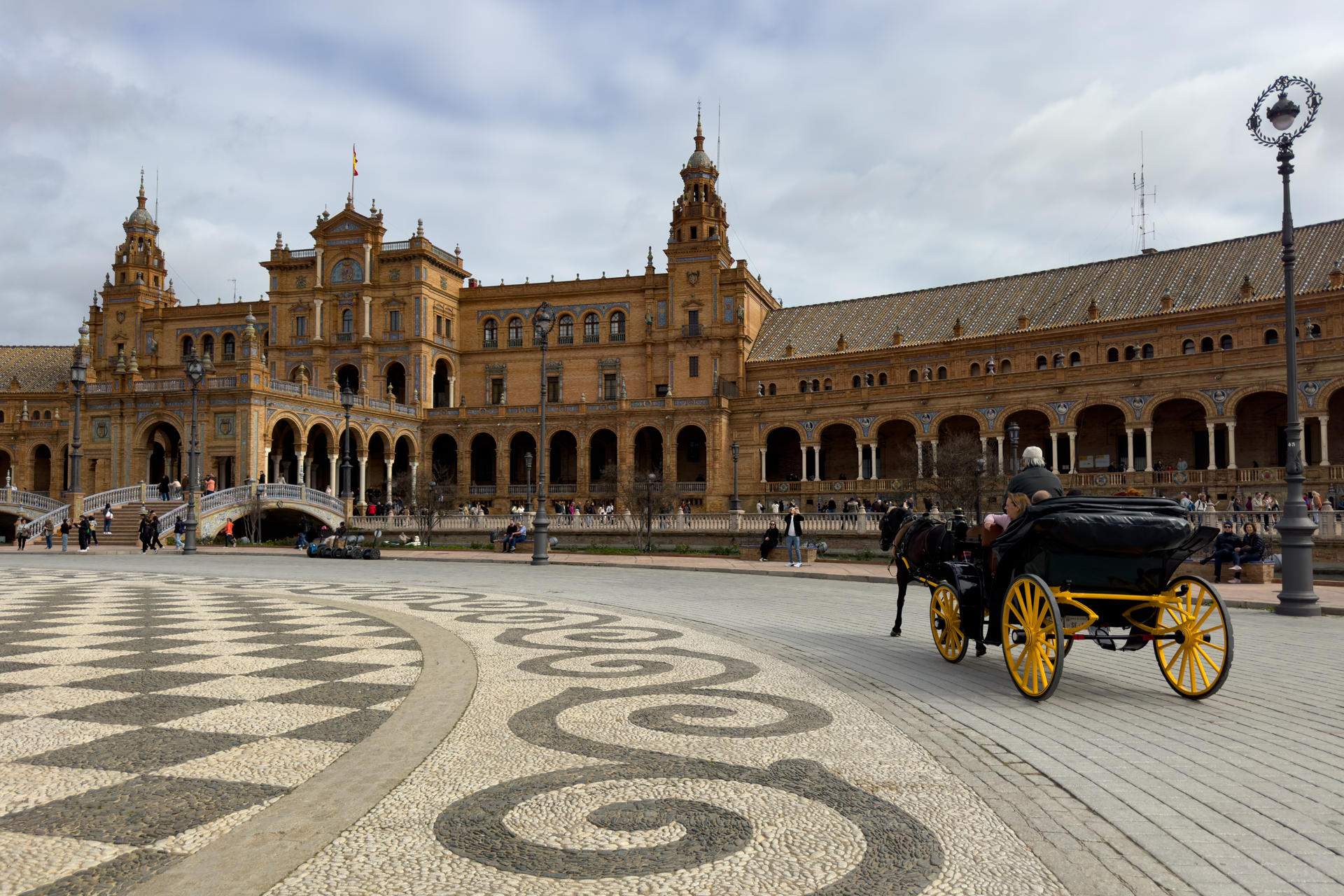 Sevilla quiere cerrar la plaza de España y cobrar entrada a los turistas