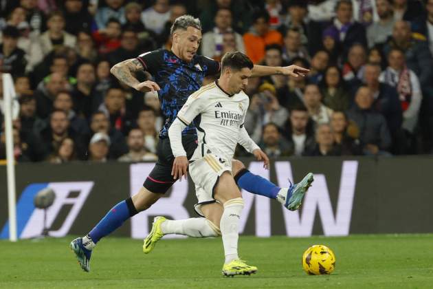 Ocampos y Brahim Díaz luchan durante el Real Madrid - Sevilla / Foto: EFE Ocampos y Brahim Díaz luchan durante el Real Madrid - Sevilla / Foto: EFE