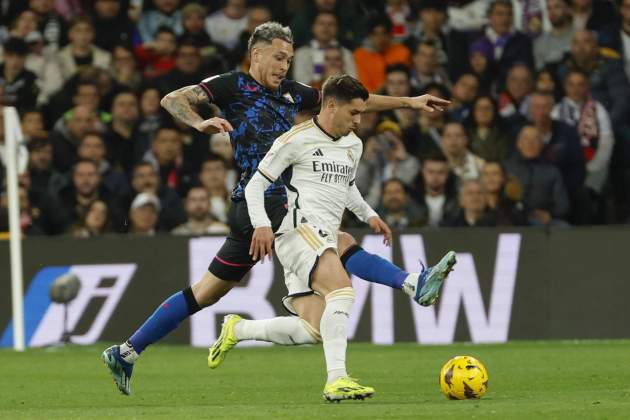 Ocampos y Brahim Díaz luchan durante el Real Madrid - Sevilla / Foto: EFE