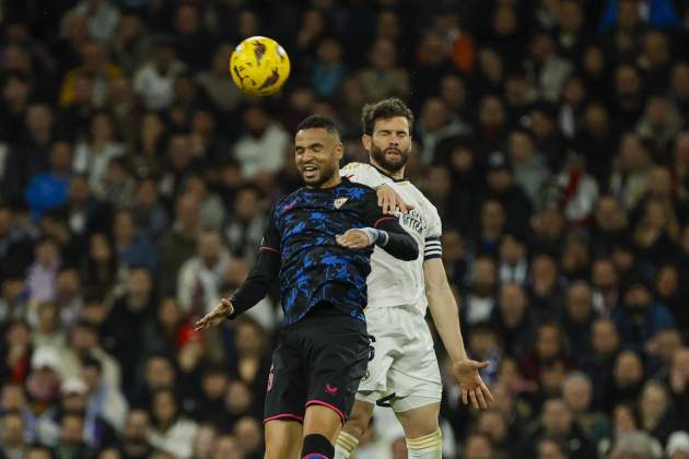 Nesyri Nacho Fernández durante una lucha área en el Real Madrid - Sevilla / Foto: EFE Nesyri Nacho Fernández durante una lucha área en el Real Madrid - Sevilla / Foto: EFE