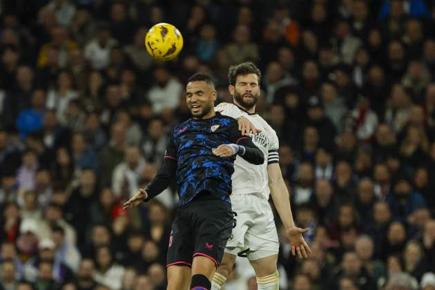 Nesyri Nacho Fernández durante una lucha área en el Real Madrid - Sevilla / Foto: EFE