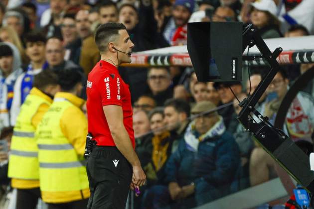 El Árbitro Isidro Diaz de Mera revisa el VAR en el Real Madrid - Sevilla / Foto: EFE