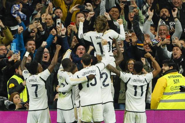 El Real Madrid celebra el gol de Luka Modric contra el Sevilla / Foto: EFE