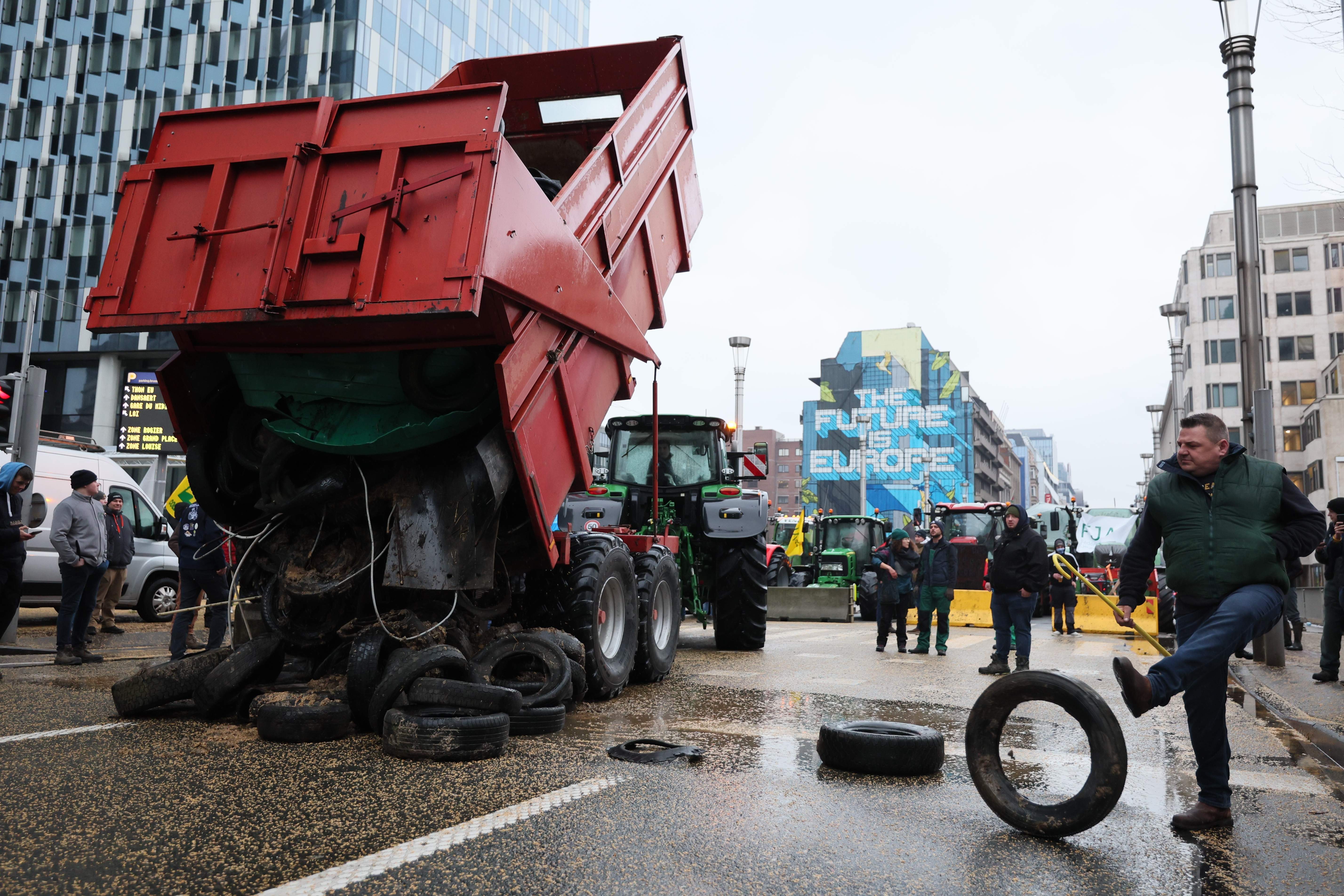 Tractorada multitudinaria en Bruselas: los campesinos queman neumáticos y balas de paja