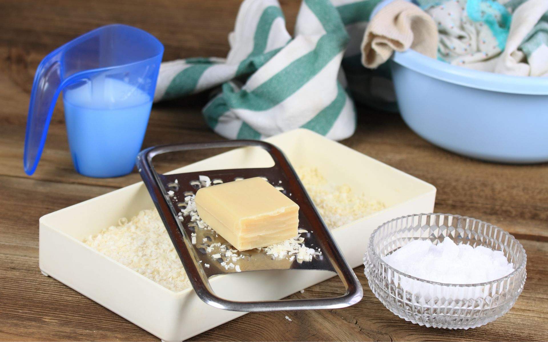 Aprèn a fer el teu propi detergent per a la roba de manera fàcil i amb ingredients casolans