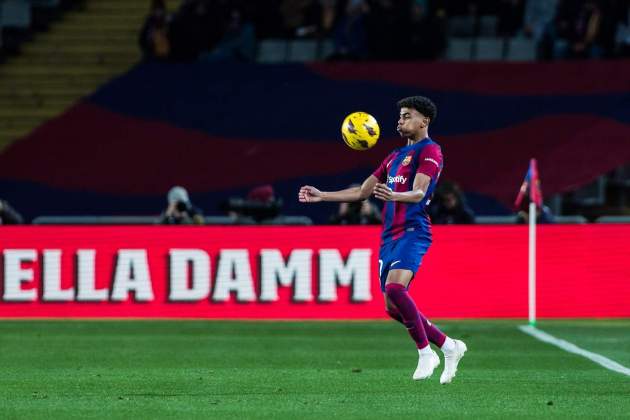 Lamini Yamal controlant la pilota amb el pit durant un partit del Barça / Foto: EFE