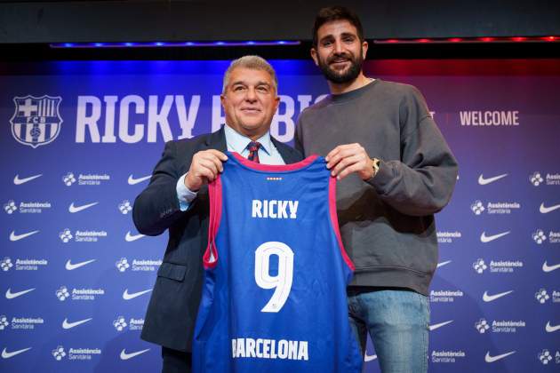 Ricky Rubio presentat al costat de|juntament amb Joan Laporta / Foto: @FCBbasket