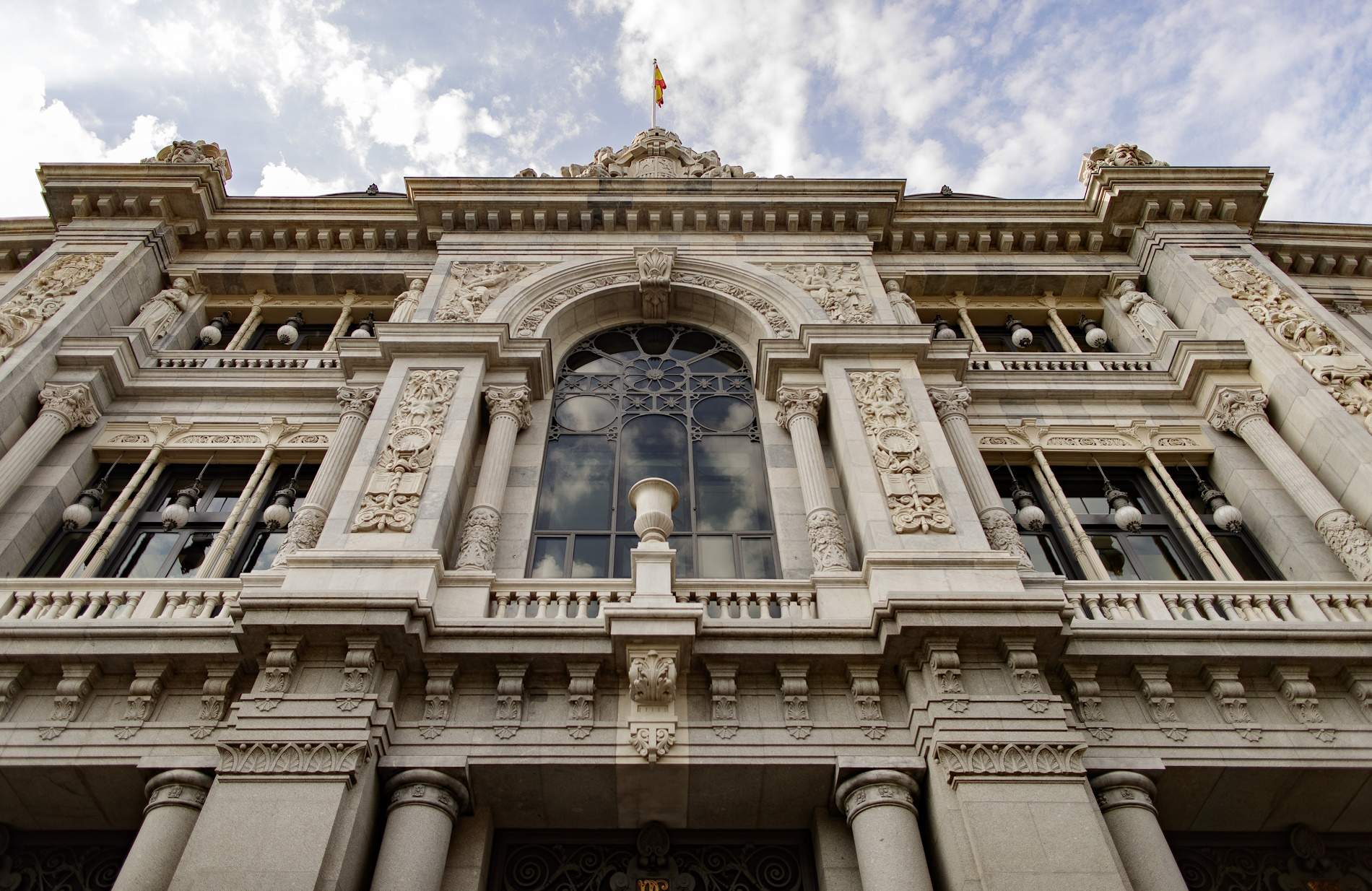Exploran la historia de la banca española en la obra ‘Bancos y banqueros’