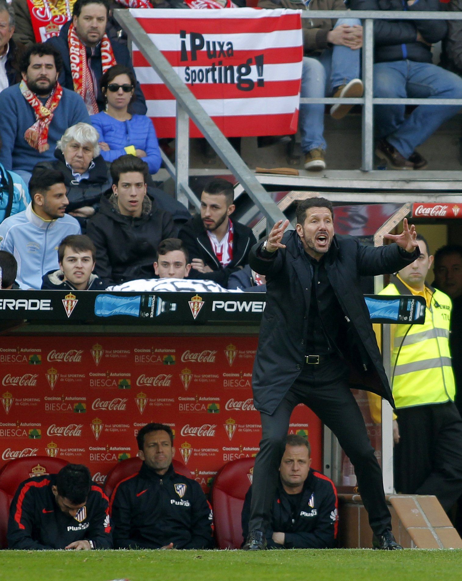 El Atlético pierde en Gijón el pulso por la Liga