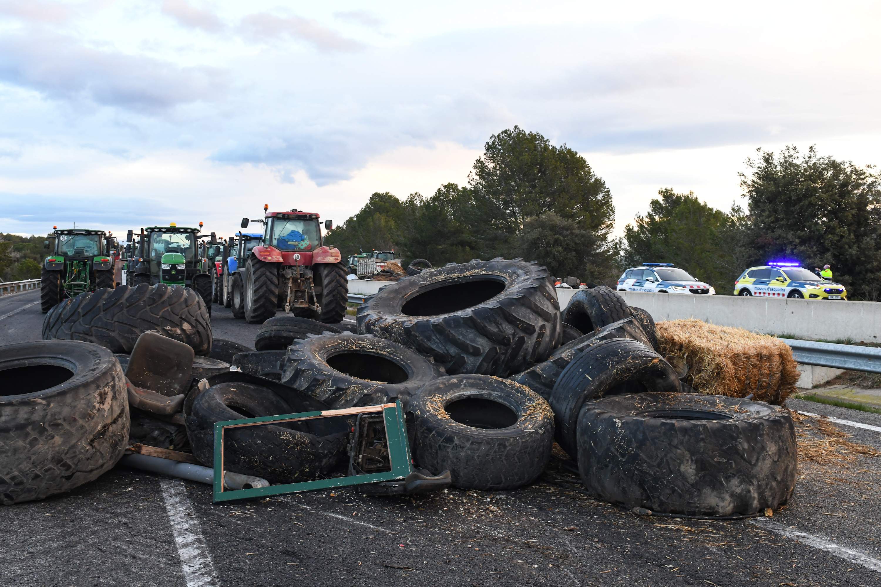 Los agricultores cortan la AP-7 y la N-II en Pontós y la A-2 en Tàrrega para reclamar mejoras en el sector