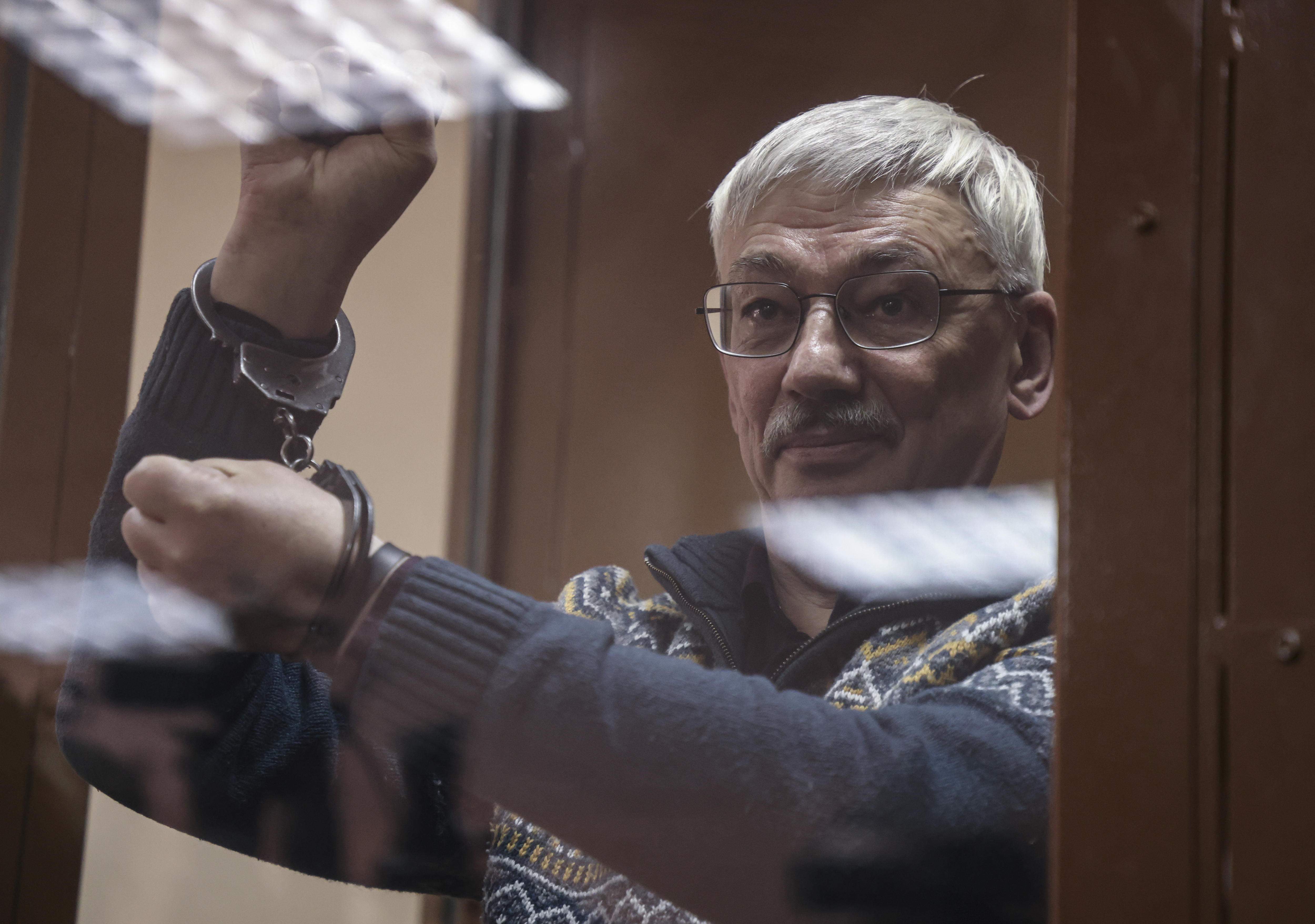¿Quién es Oleg Orlov, disidente ruso condenado a 2 años y medio de prisión por la justicia rusa?