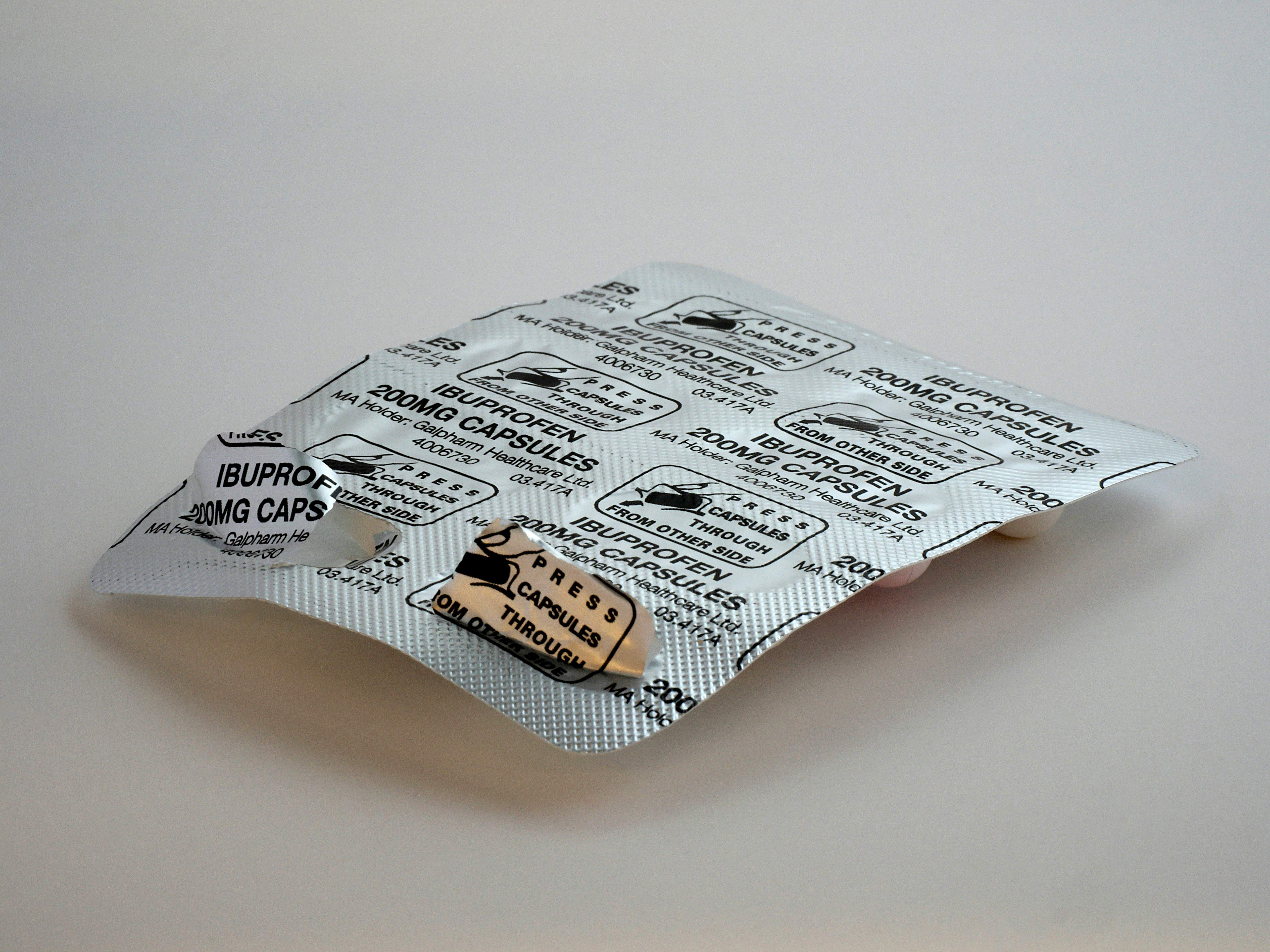 Els farmacèutics alerten dels riscos "preocupants" de barrejar alcohol amb ibuprofèn o paracetamol
