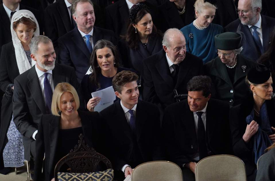 Felipe, Letizia y Juan Carlos en el funeral de Constantino, 2024 / GTRES Felipe, Letizia y Juan Carlos en el funeral de Constantino, 2024 / GTRES