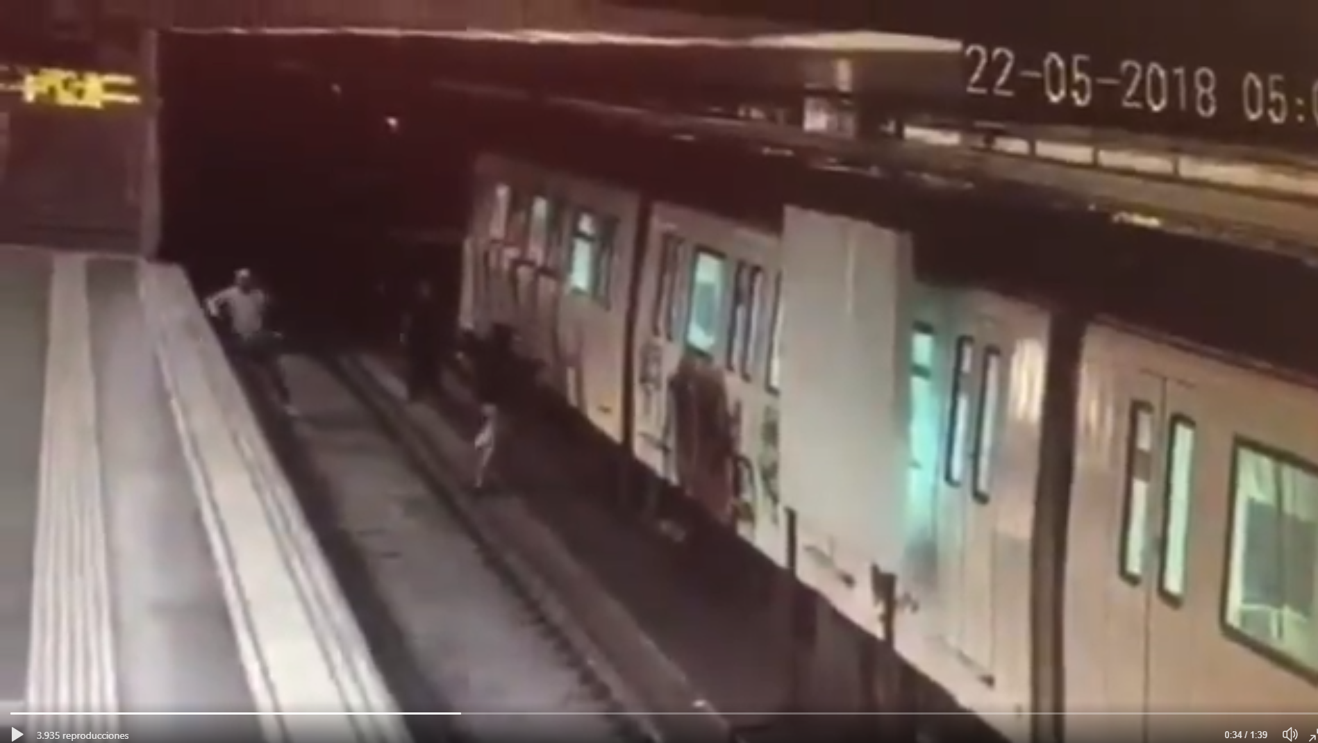 VÍDEO: Tres grafiteros actúan impunes en el metro de Barcelona