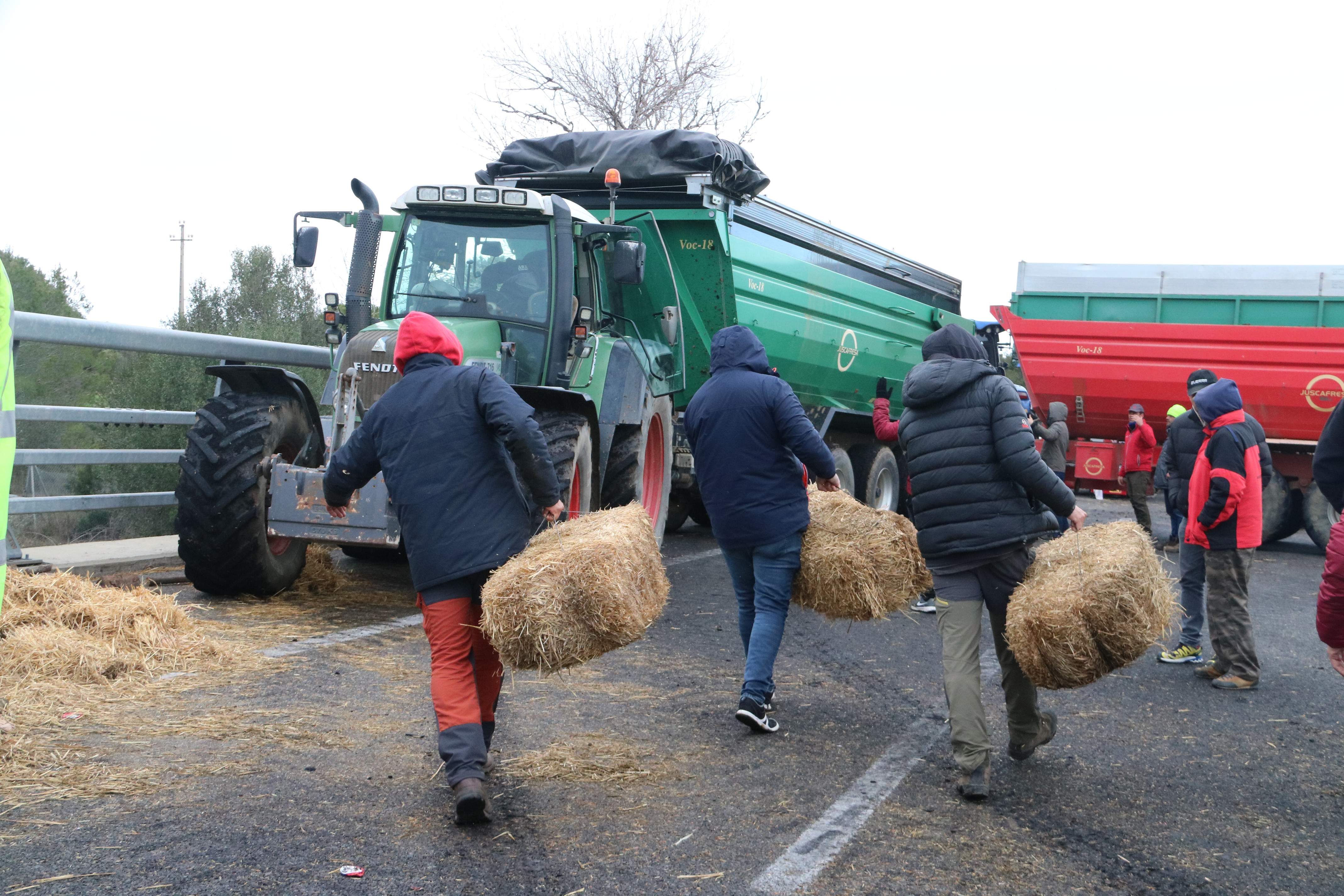 Els pagesos aixequen l'últim tall i abandonen l'A-2 a Tàrrega després de cinc dies de bloqueig