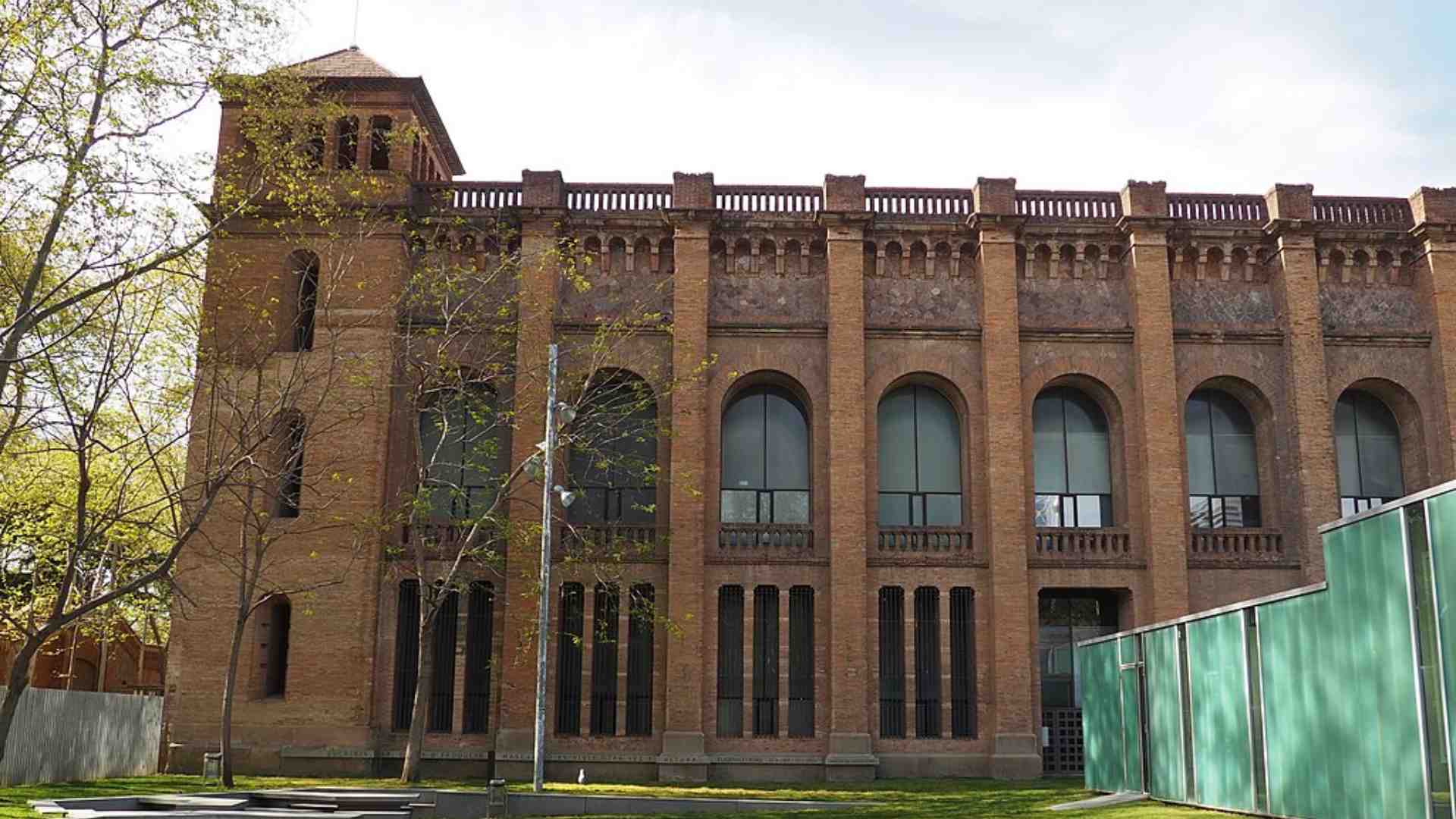 El edificio de las mil vidas de Barcelona que no conoces y donde Gaudí tuvo un papel importante