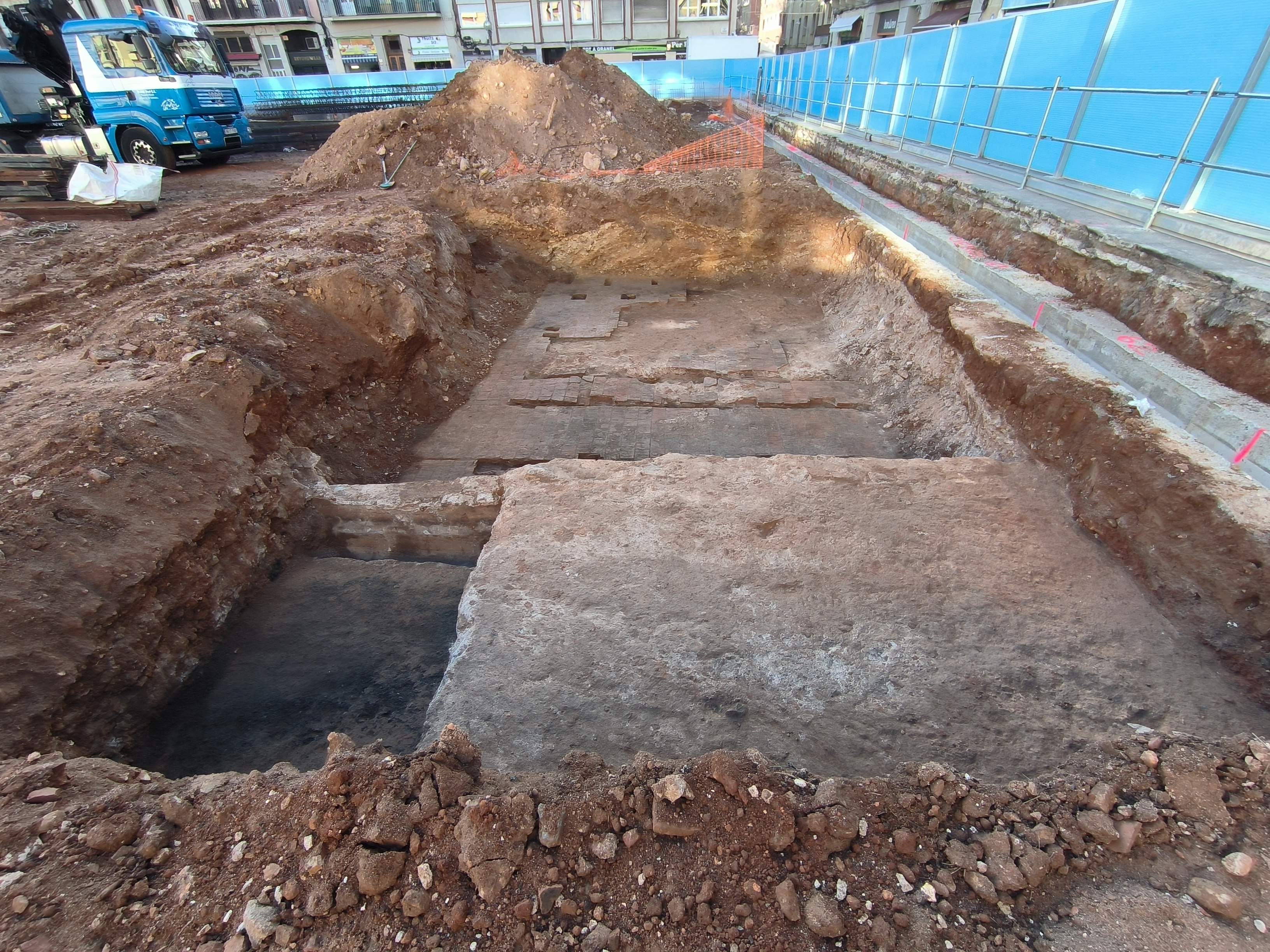 Afloran restos arqueológicos bajo el mercado de la Abaceria de Gràcia