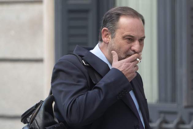jose luis abalos congreso patio fumando - europa press jose luis abalos congreso patio fumando - europa press