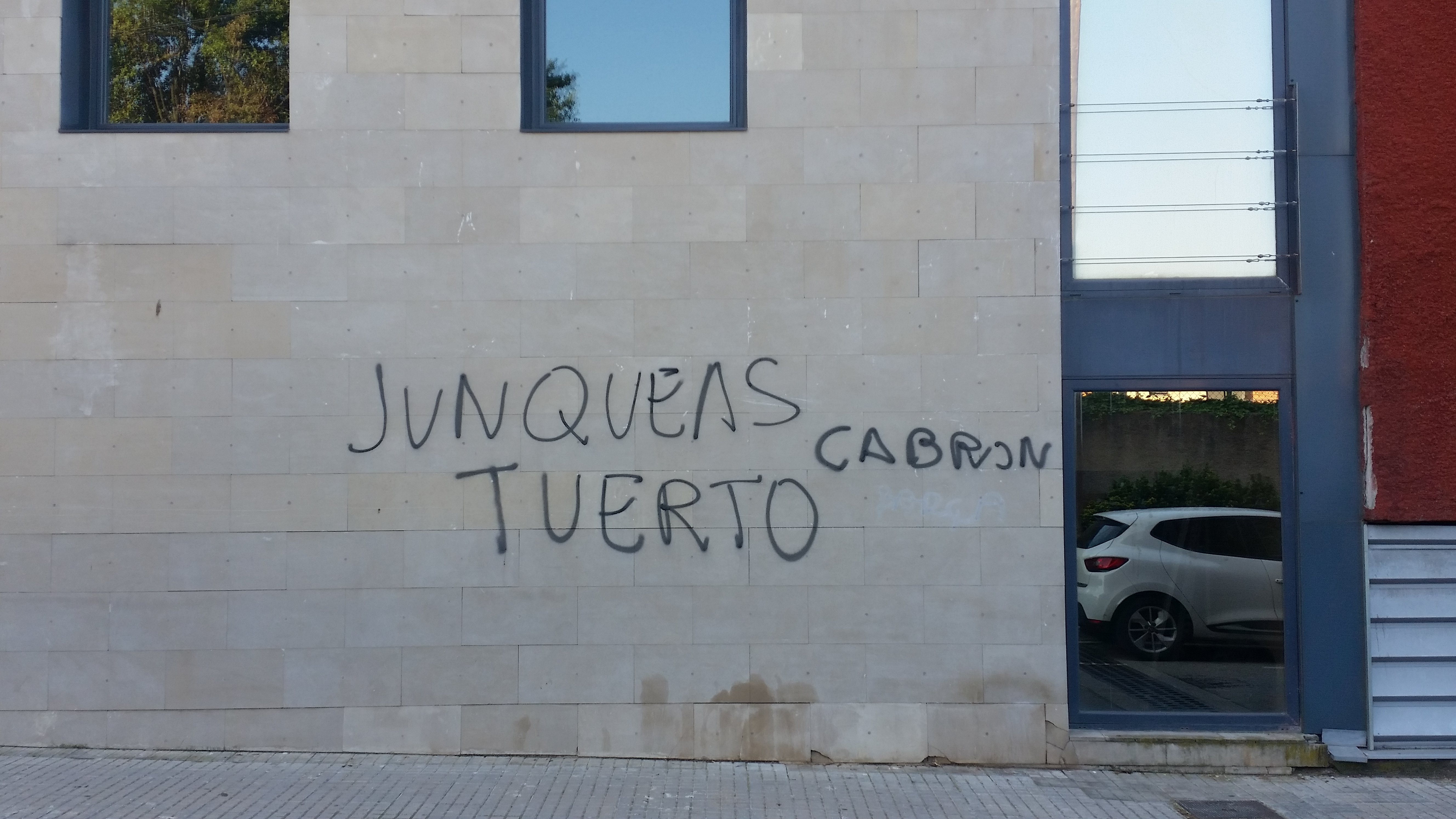 Denuncien una pintada contra Junqueras a la Roca del Vallès