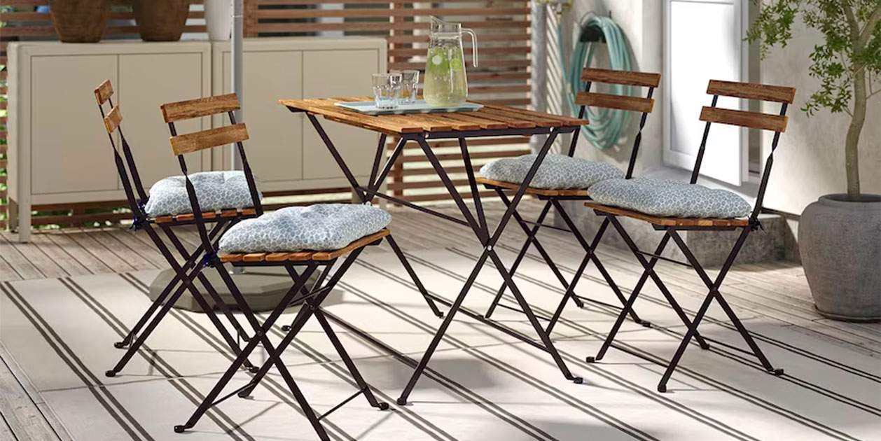 Nos gusta mucho muchísimo el conjunto de 4 sillas y mesa minimalista para terraza (o balcón) de Ikea