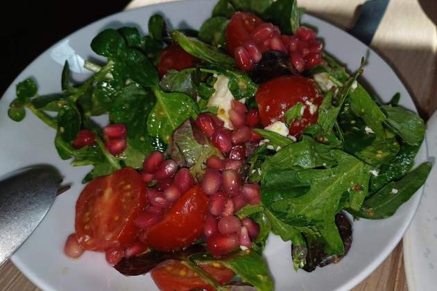 Ensalada de berros, granada y queso de cabra / Foto: Jordi Tubella