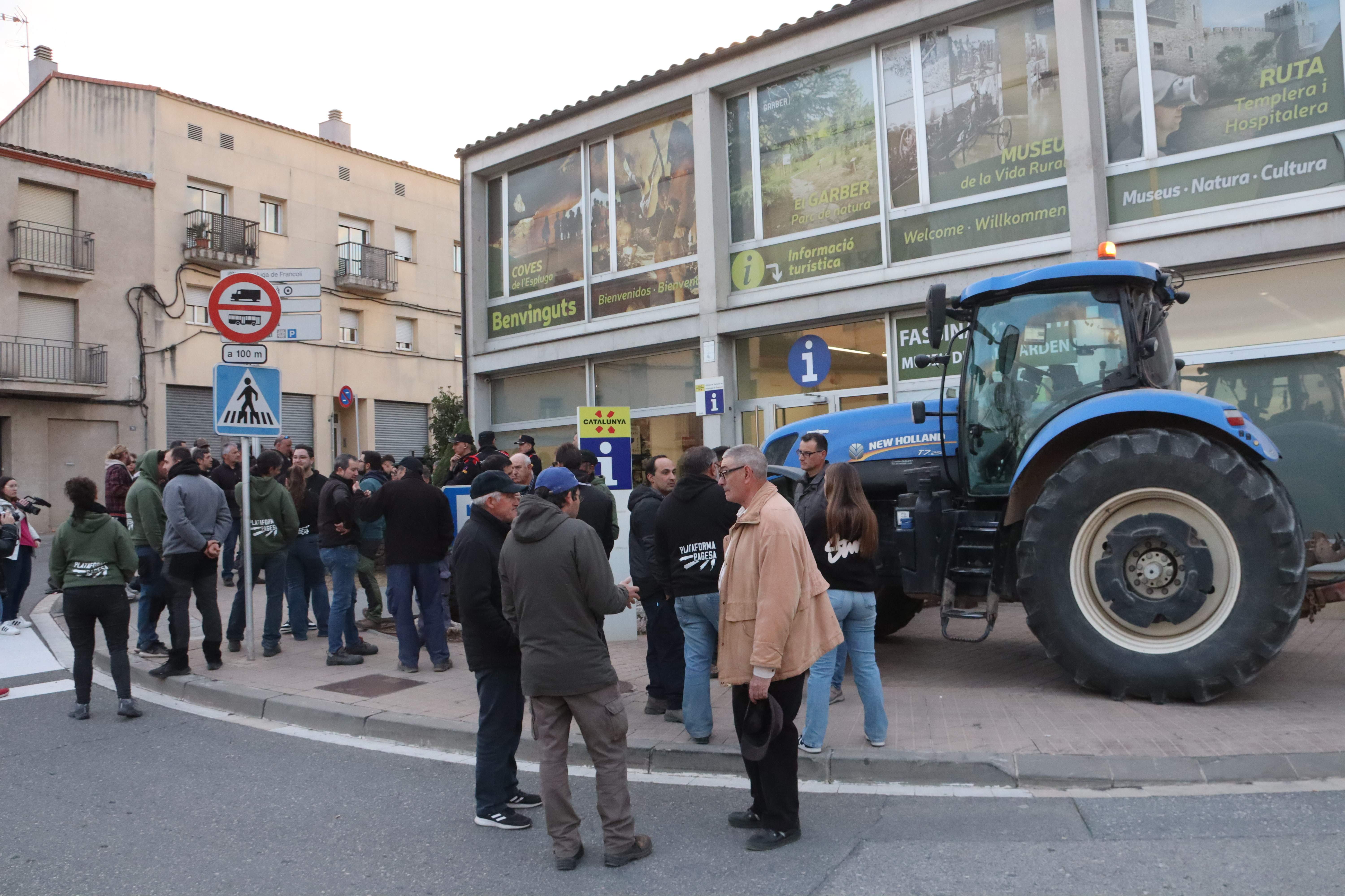 Los agricultores mantienen el corte en la A-2 porque no se fían de los acuerdos firmados con el Govern