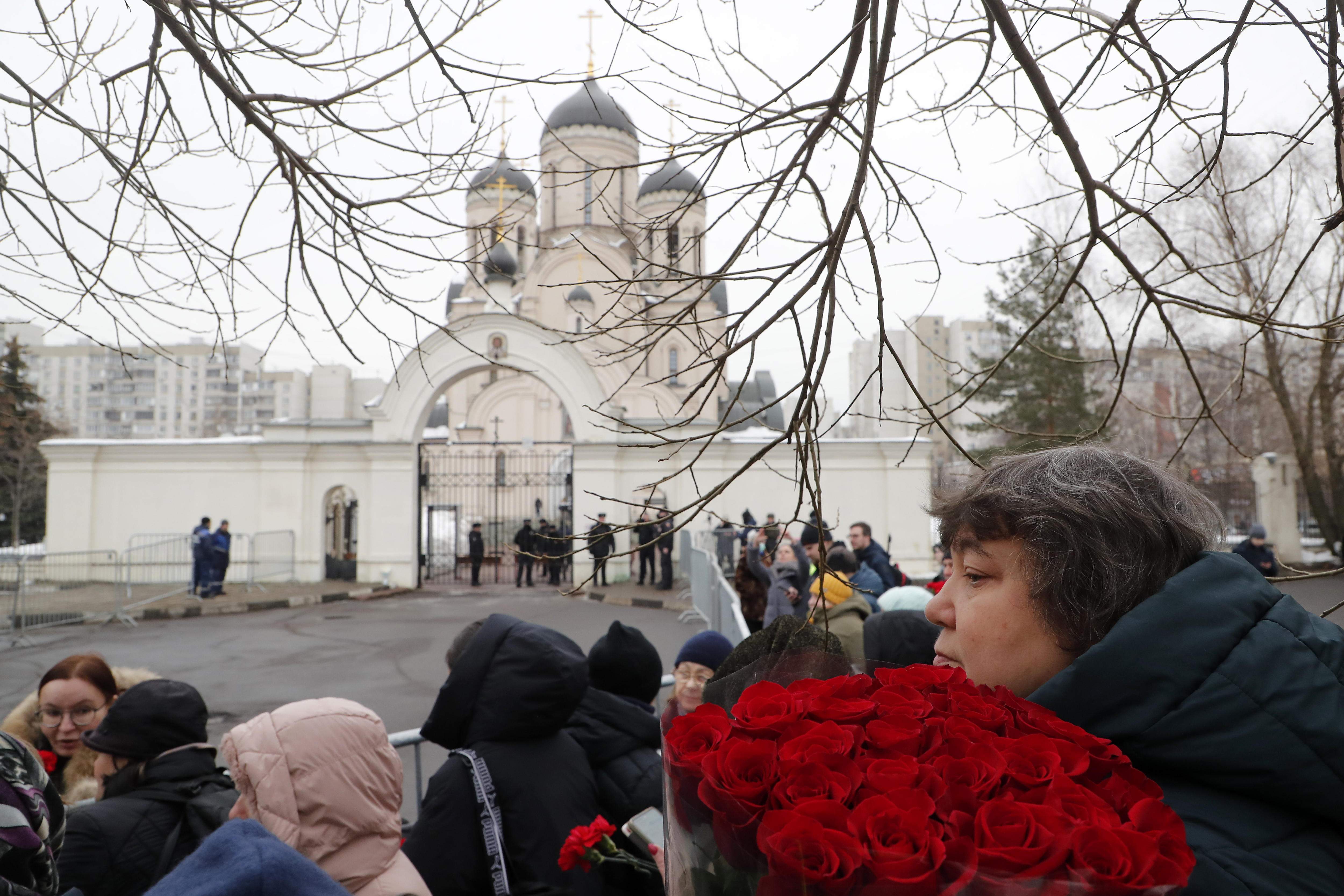 Cues per acomiadar Aleksei Navalni a Moscou i molta protecció policial | VÍDEO