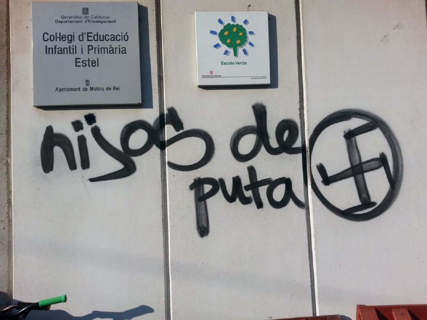 Aparecen pintadas nazis en un colegio de Molins de Rei