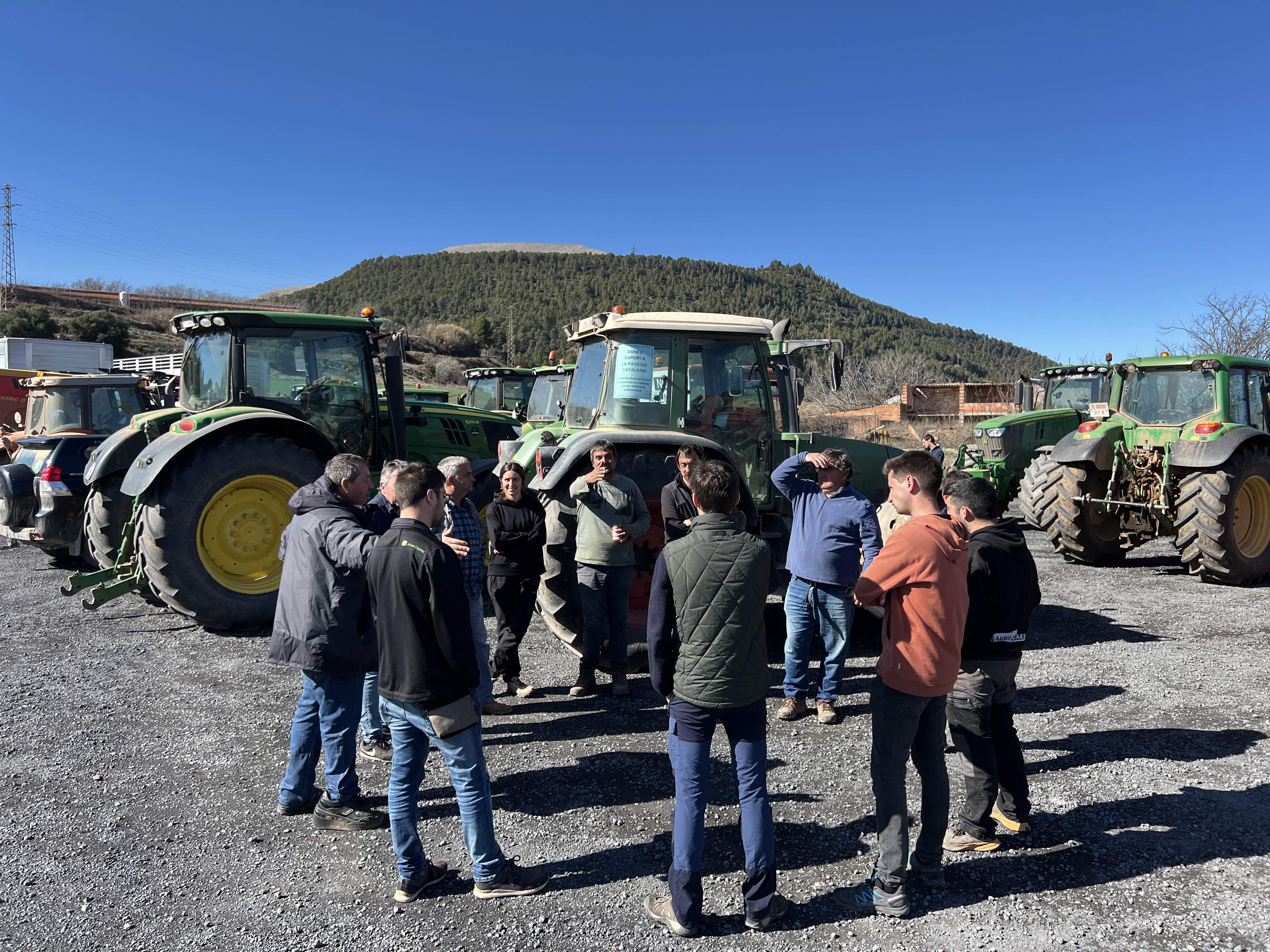 Els pagesos deixen la via lliure per anar a la Cerdanya per la C-16, però tallen la C-14 a Ponts