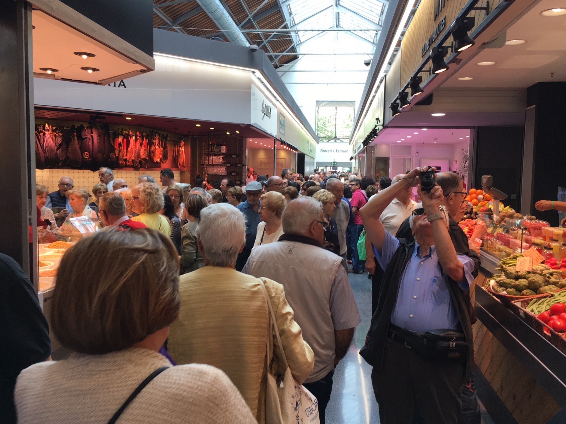 El mercat de Sant Antoni obre portes i milers de curiosos l'envaeixen